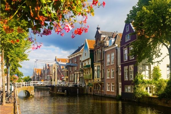 Uitzicht op de Waagtoren in Alkmaar met grachten en historische panden, locatie van het online marketing bureau bluedesk